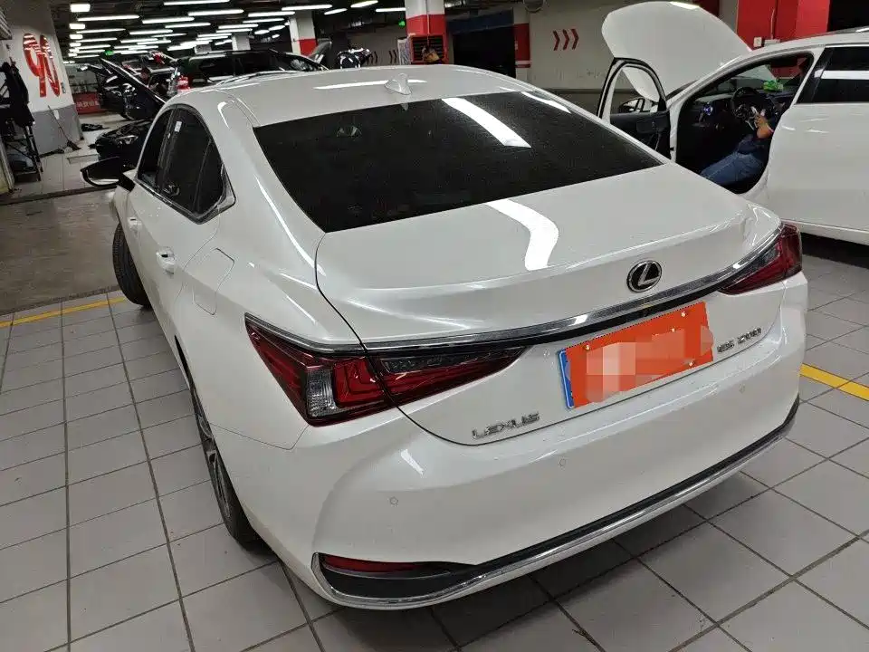 Lexus ES 200 Outstanding