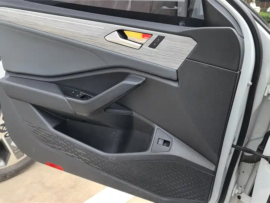 Sagitar 300 TSI DSG Transcend