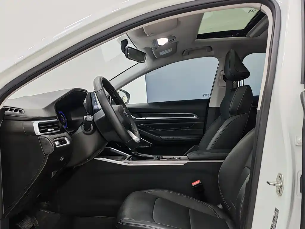 Emgrand 4 th Gen 1.5 L CVT Distinguished