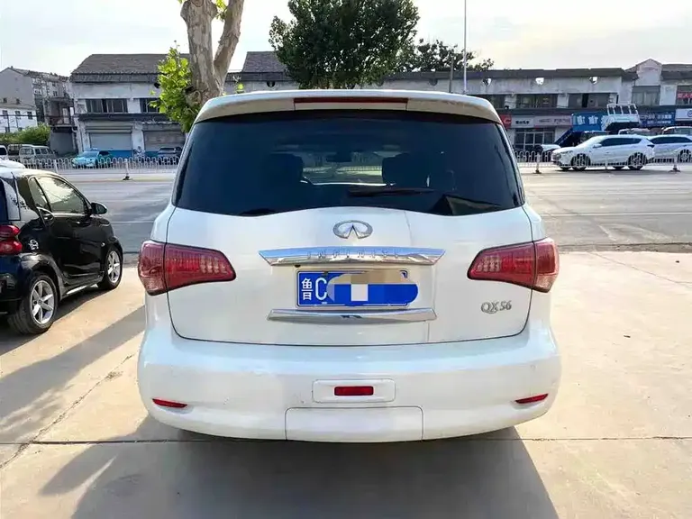 Infiniti QX80 5.6 L 4 WD