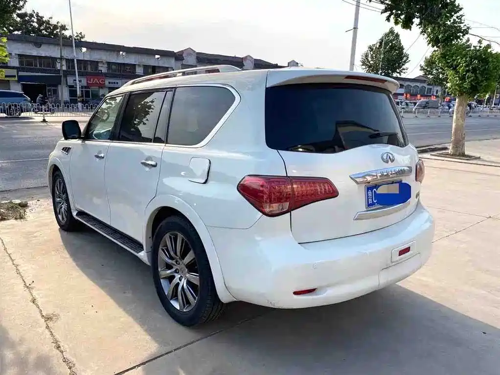 Infiniti QX80 5.6 L 4 WD