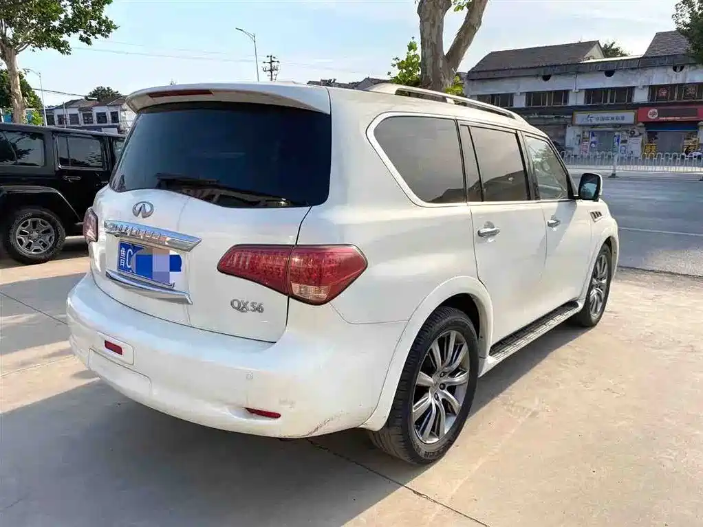 Infiniti QX80 5.6 L 4 WD