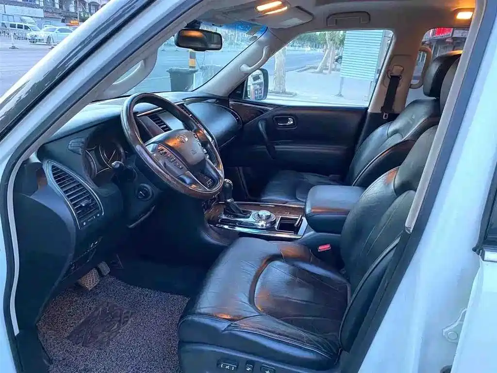 Infiniti QX80 5.6 L 4 WD