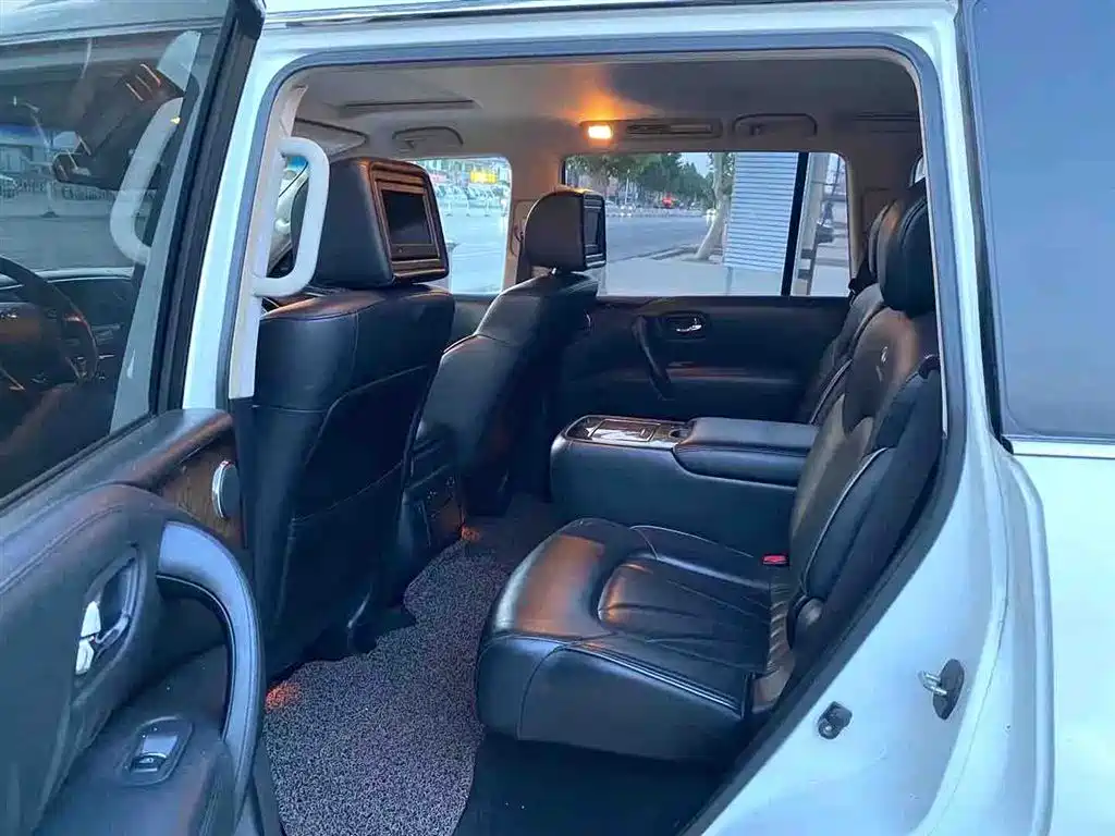 Infiniti QX80 5.6 L 4 WD