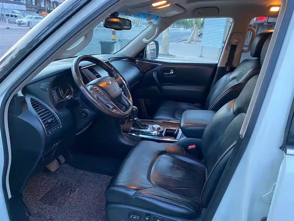 Infiniti QX80 5.6 L 4 WD