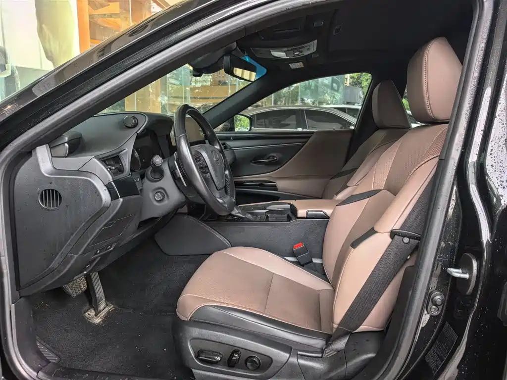 Lexus ES 200 Outstanding