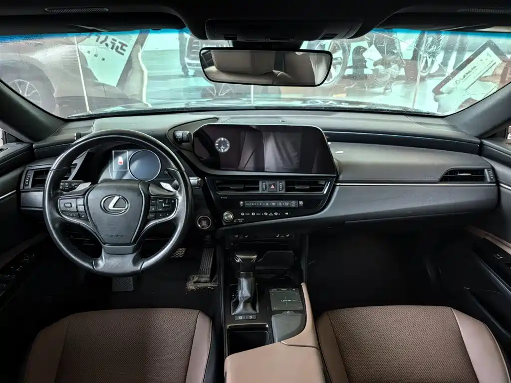 Lexus ES 200 Outstanding