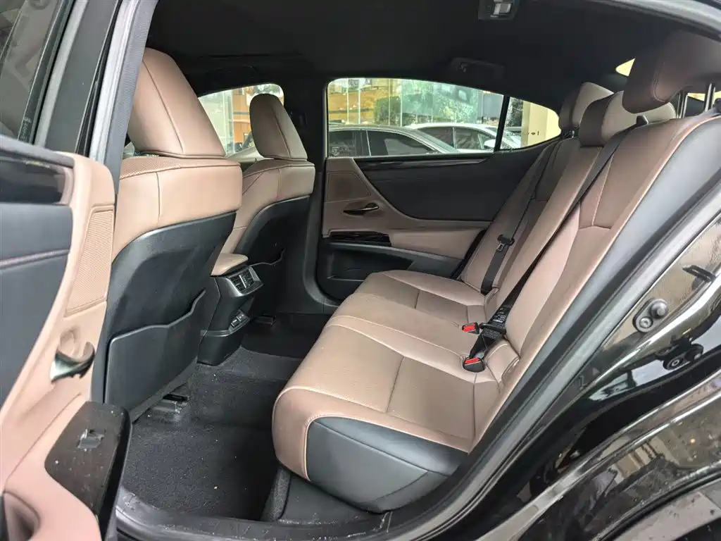 Lexus ES 200 Outstanding