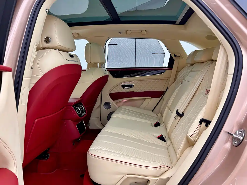 Bentayga 添越 2024款 4.0 T V8 S 炫黑版