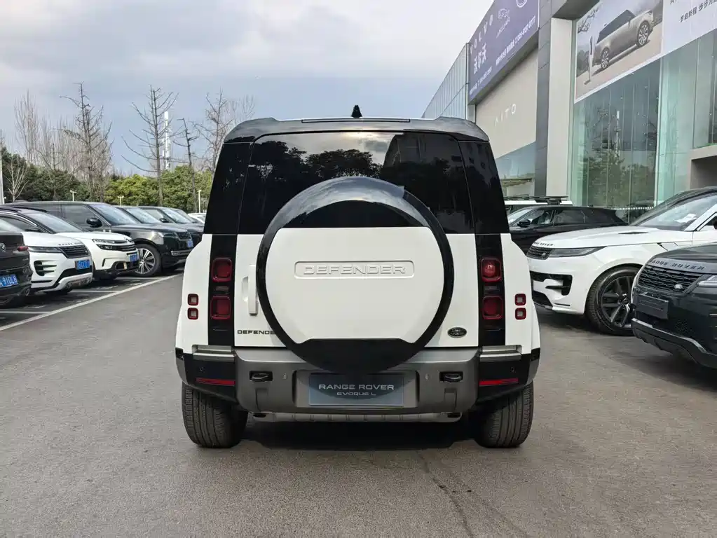 Land Rover Defender 110 3.0 T P400 X-Dynamic HSE