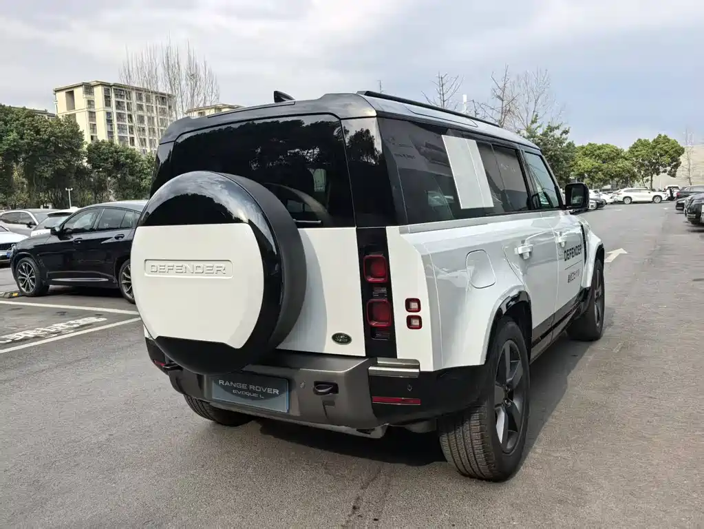Land Rover Defender 110 3.0 T P400 X-Dynamic HSE