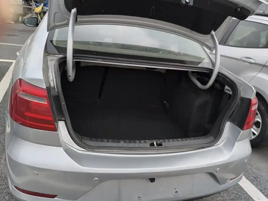 Bora 1.6 L Manual Comfort