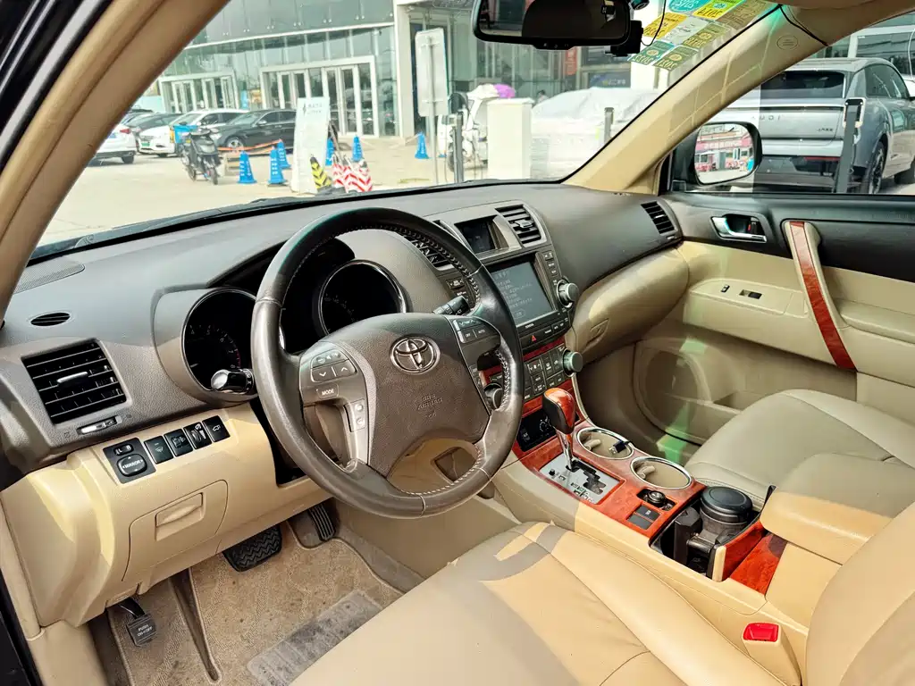 Highlander 2.7 L 2 WD 7-seat Luxury Navigation