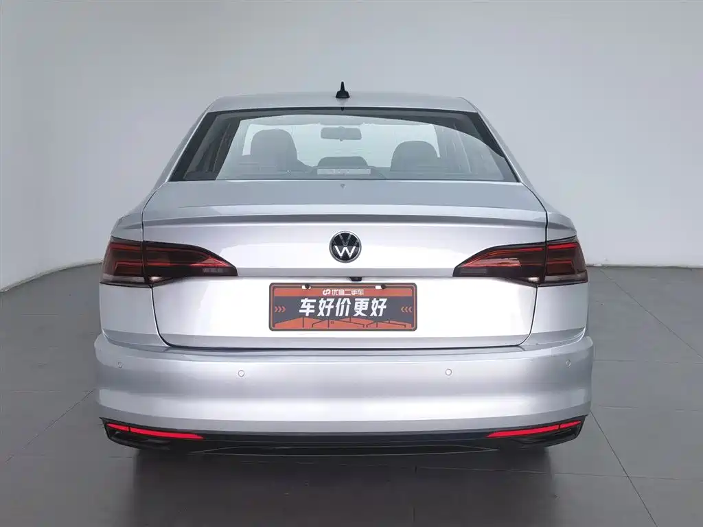 Bora 1.5 L Manual Fashion Connected