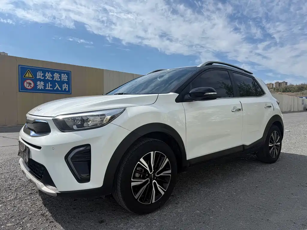 Stonic 1.4 L CVT Fun Enjoyment Sunroof