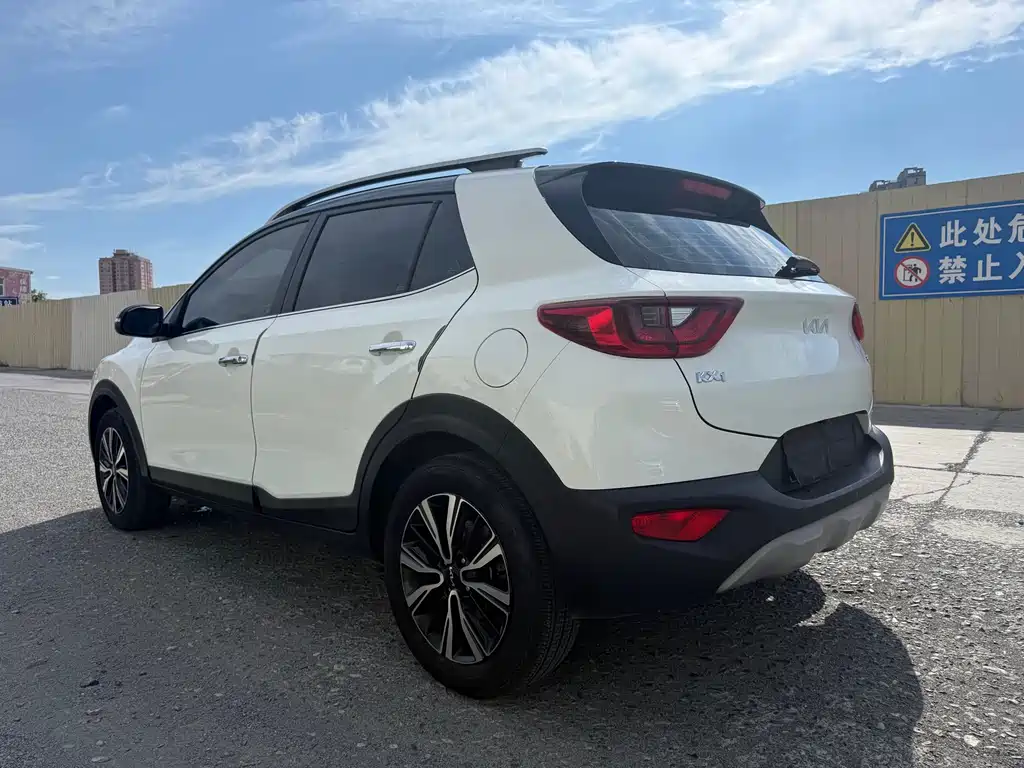 Stonic 1.4 L CVT Fun Enjoyment Sunroof