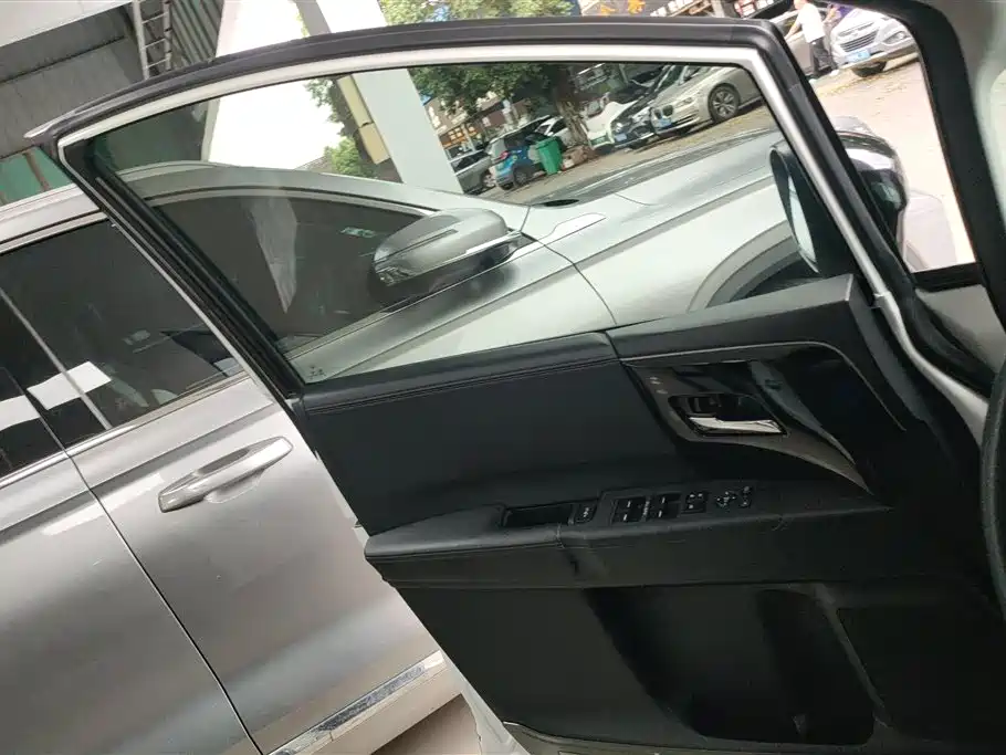 Elysion 2.4 L Luxury