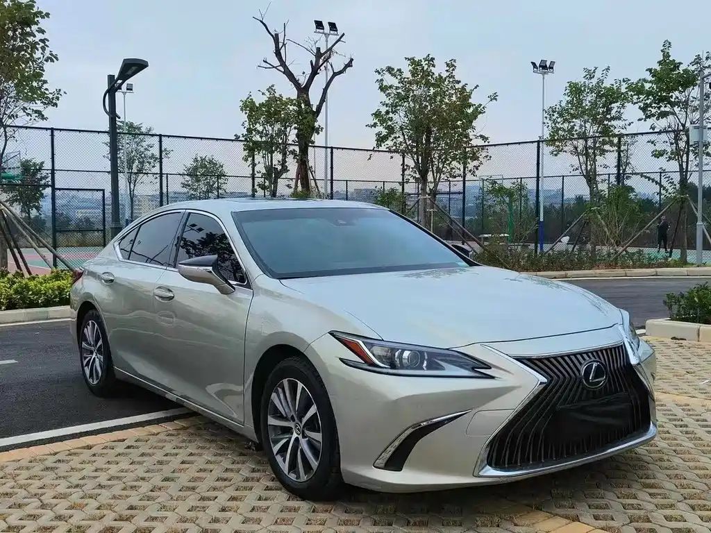 Lexus ES 200 Luxury