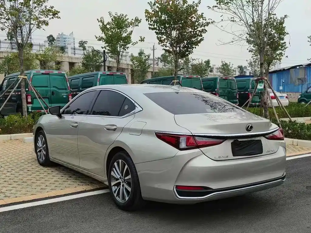 Lexus ES 200 Luxury