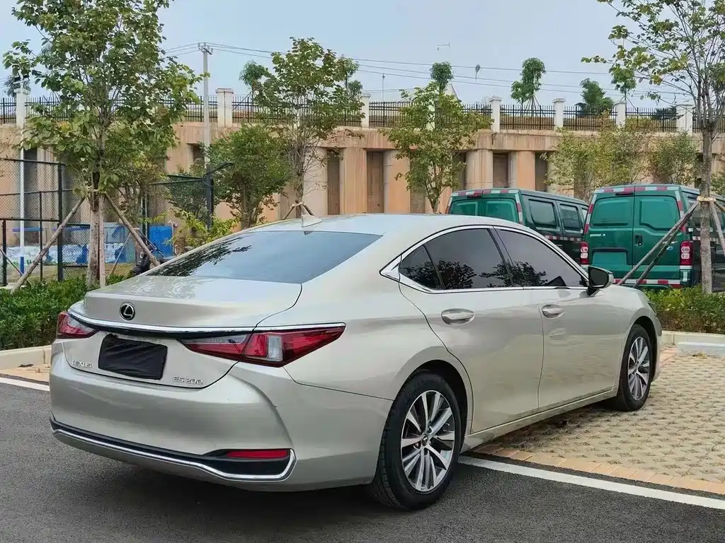 Lexus ES 200 Luxury