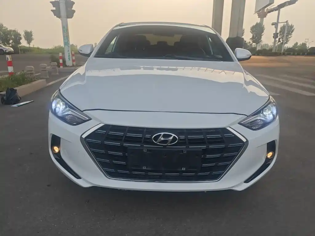 Elantra 1.4 T DCT Dynamic Shine · Active