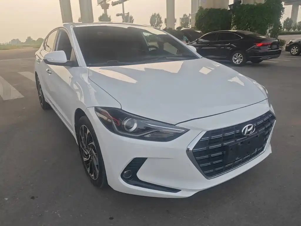 Elantra 1.4 T DCT Dynamic Shine · Active
