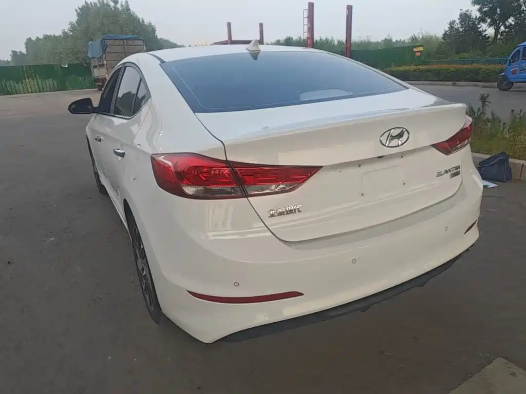 Elantra 1.4 T DCT Dynamic Shine · Active