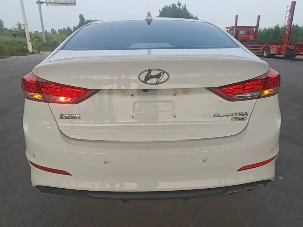 Elantra 1.4 T DCT Dynamic Shine · Active