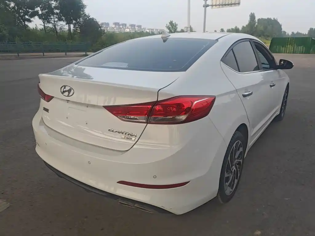 Elantra 1.4 T DCT Dynamic Shine · Active