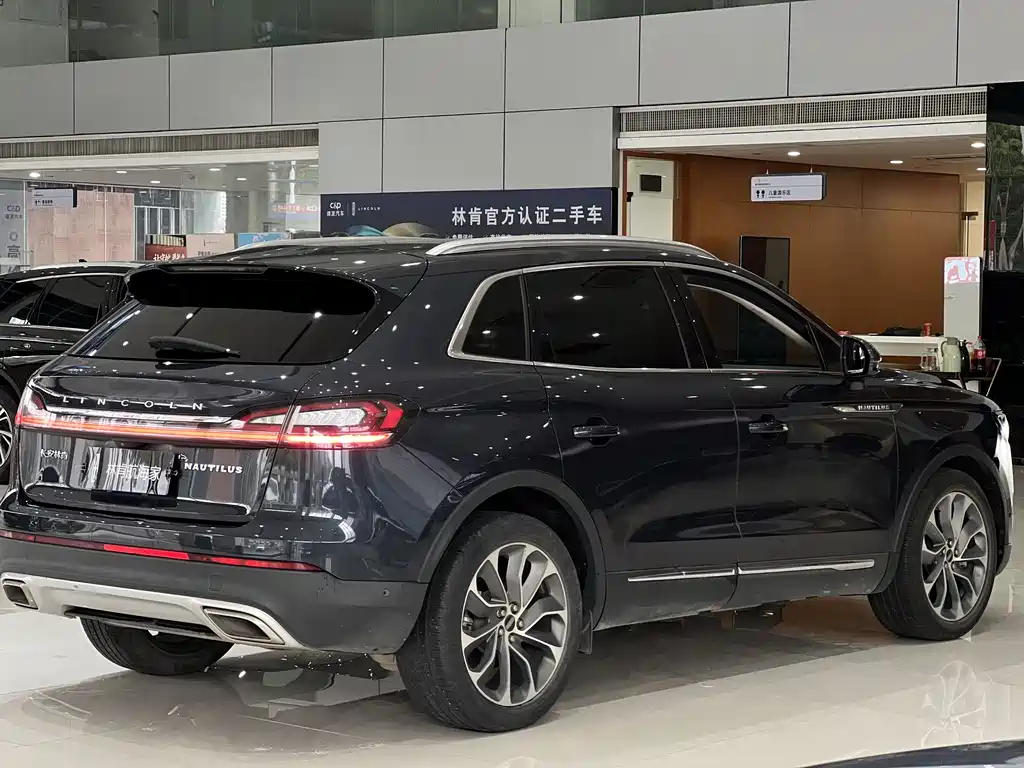 Nautilus 2.0 T 4 WD Graceful