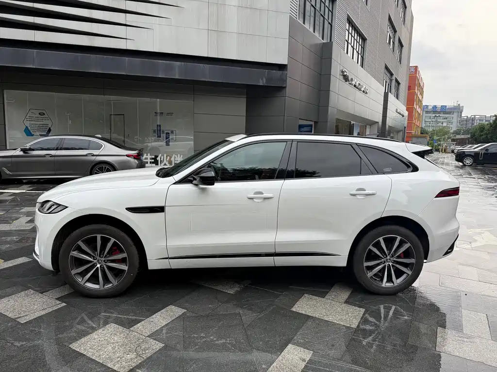 Jaguar F-PACE P250 R-Dynamic SE