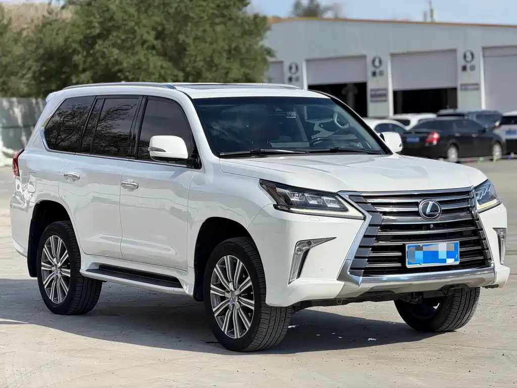 Lexus LX 570 Distinguished Luxury
