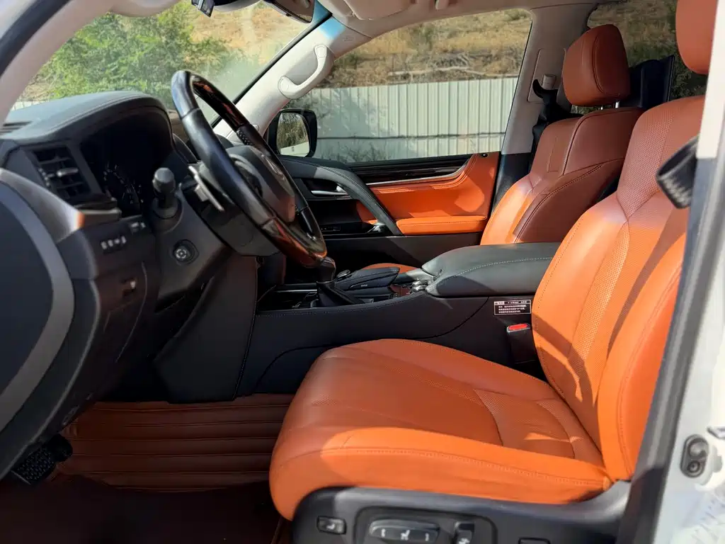 Lexus LX 570 Distinguished Luxury