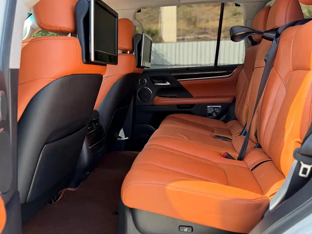 Lexus LX 570 Distinguished Luxury