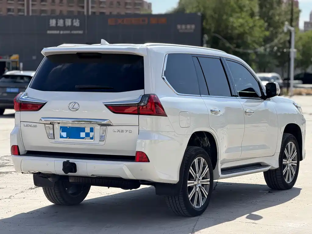 Lexus LX 570 Distinguished Luxury