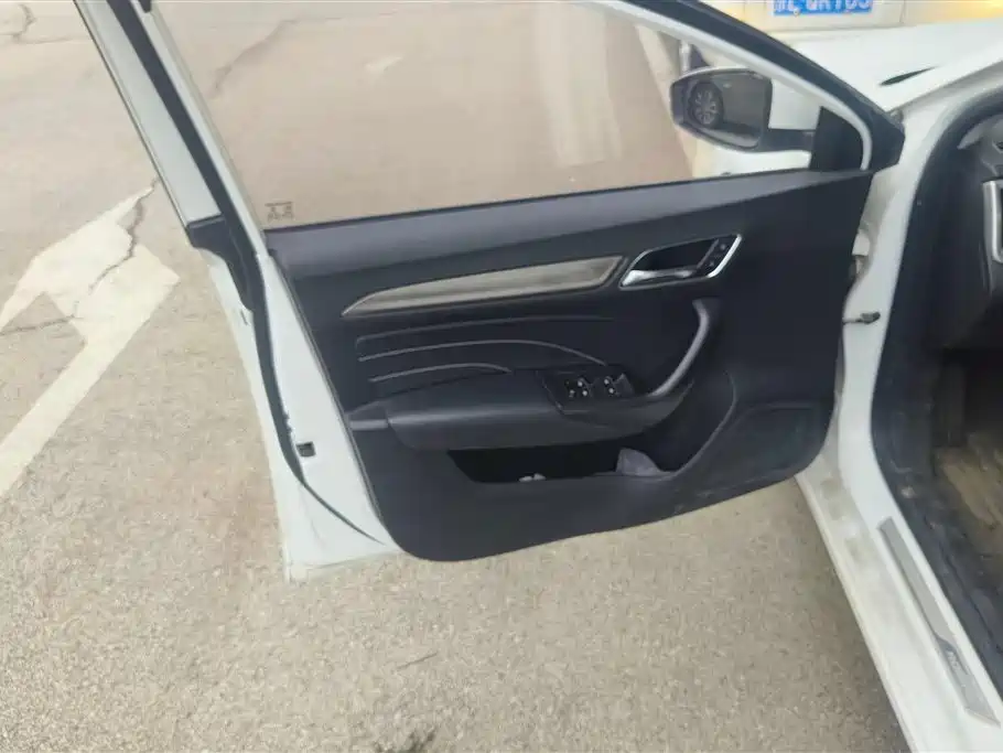 Roewe i6 Classic PLUS 1.6 L CVT 4 G Connected Flagship Bravo