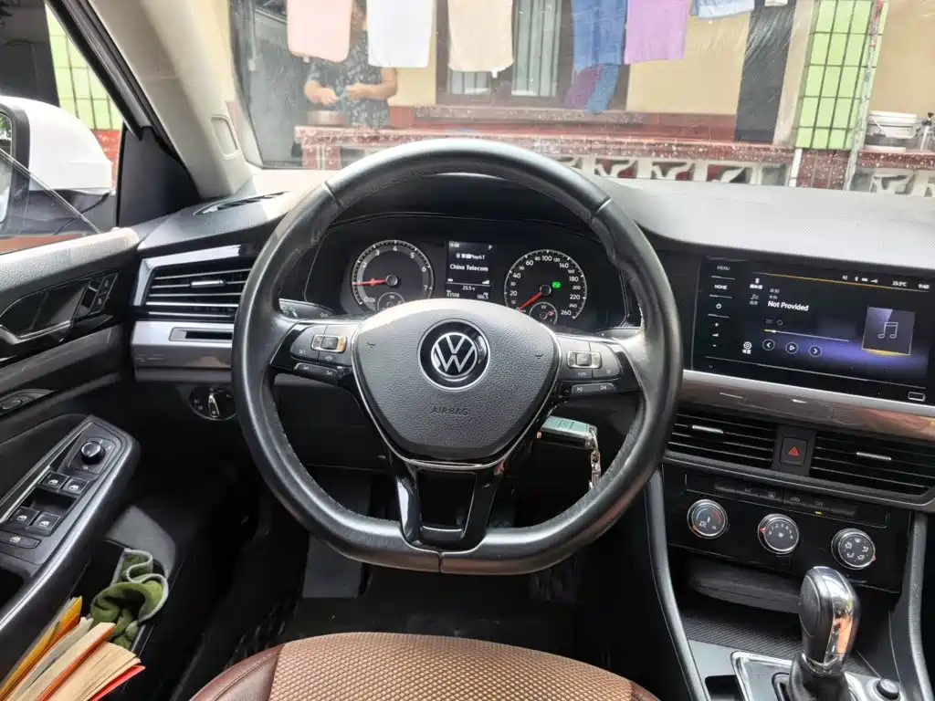 Bora 1.5 L Auto Comfort Connected