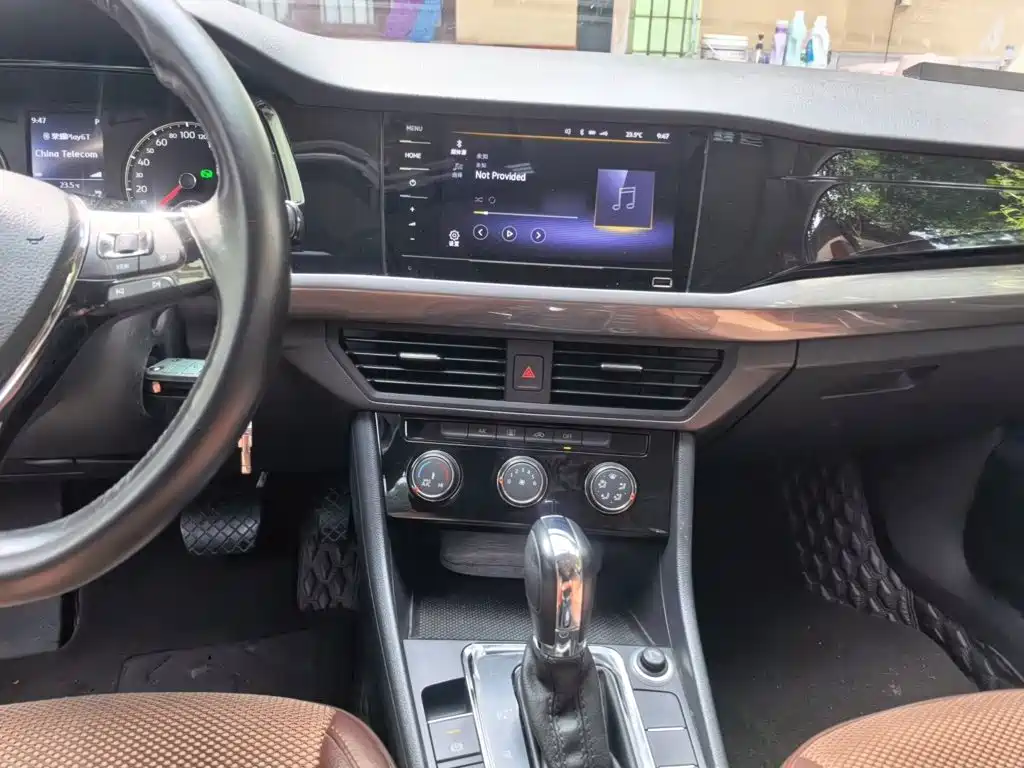 Bora 1.5 L Auto Comfort Connected