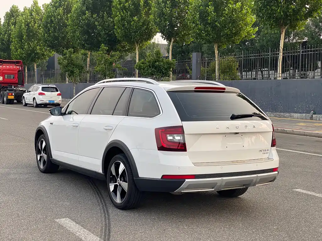 Octavia Wagon TSI280 DSG Luxury CN-V