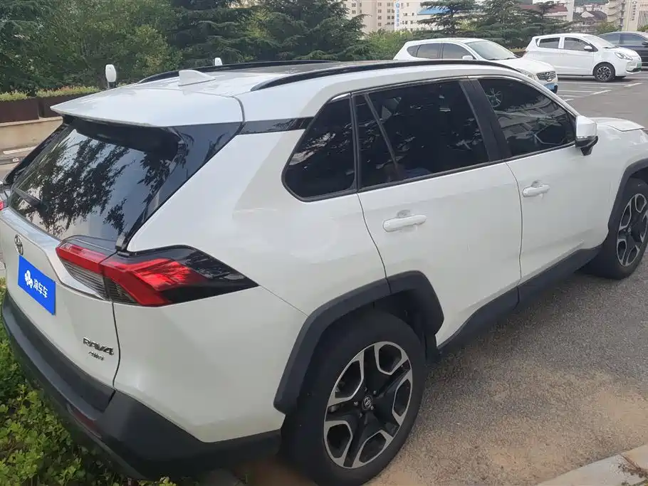 RAV4 2.0 L CVT 4 WD Distinguished