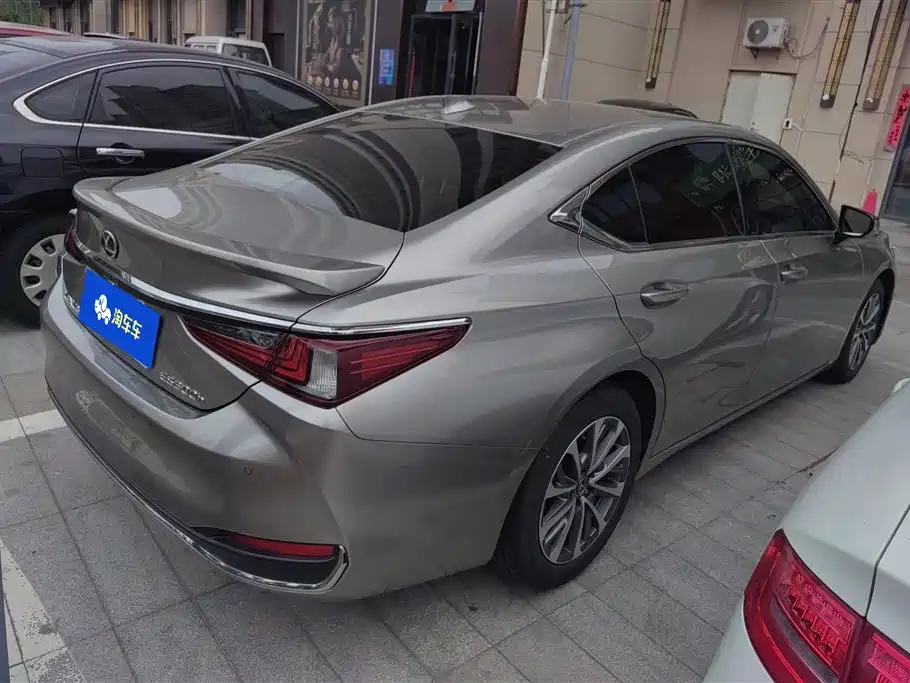Lexus ES 300 h Outstanding