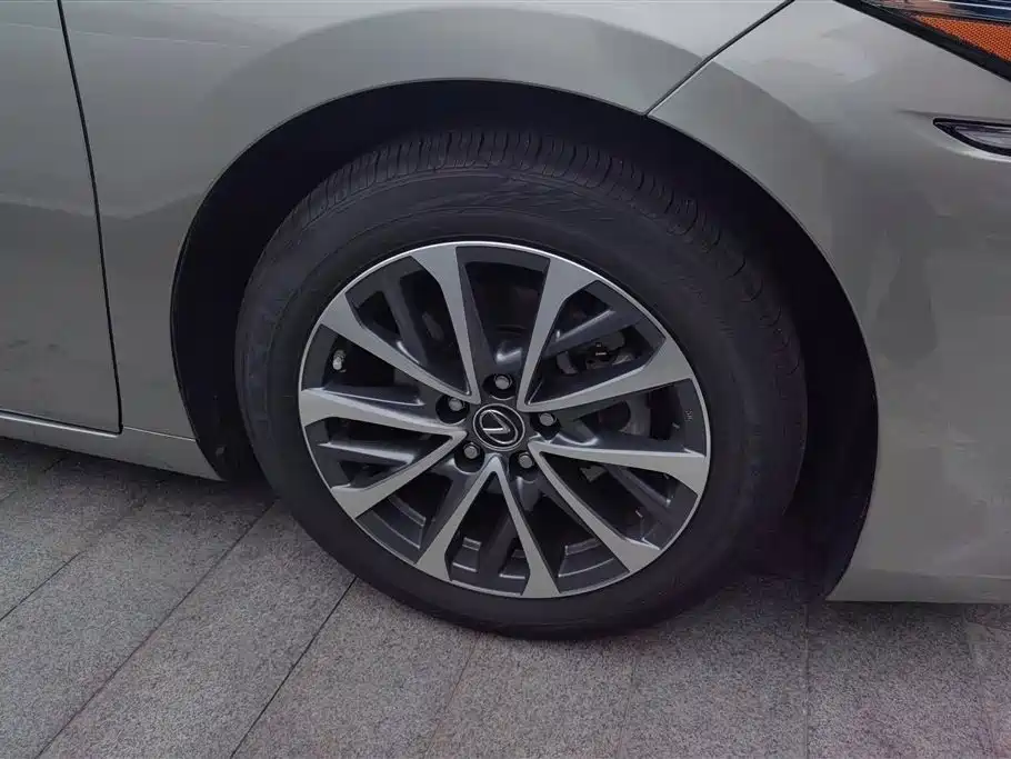 Lexus ES 300 h Outstanding