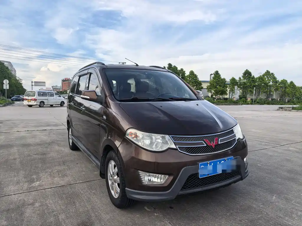 Wuling Hongguang 1.5 L S Luxury