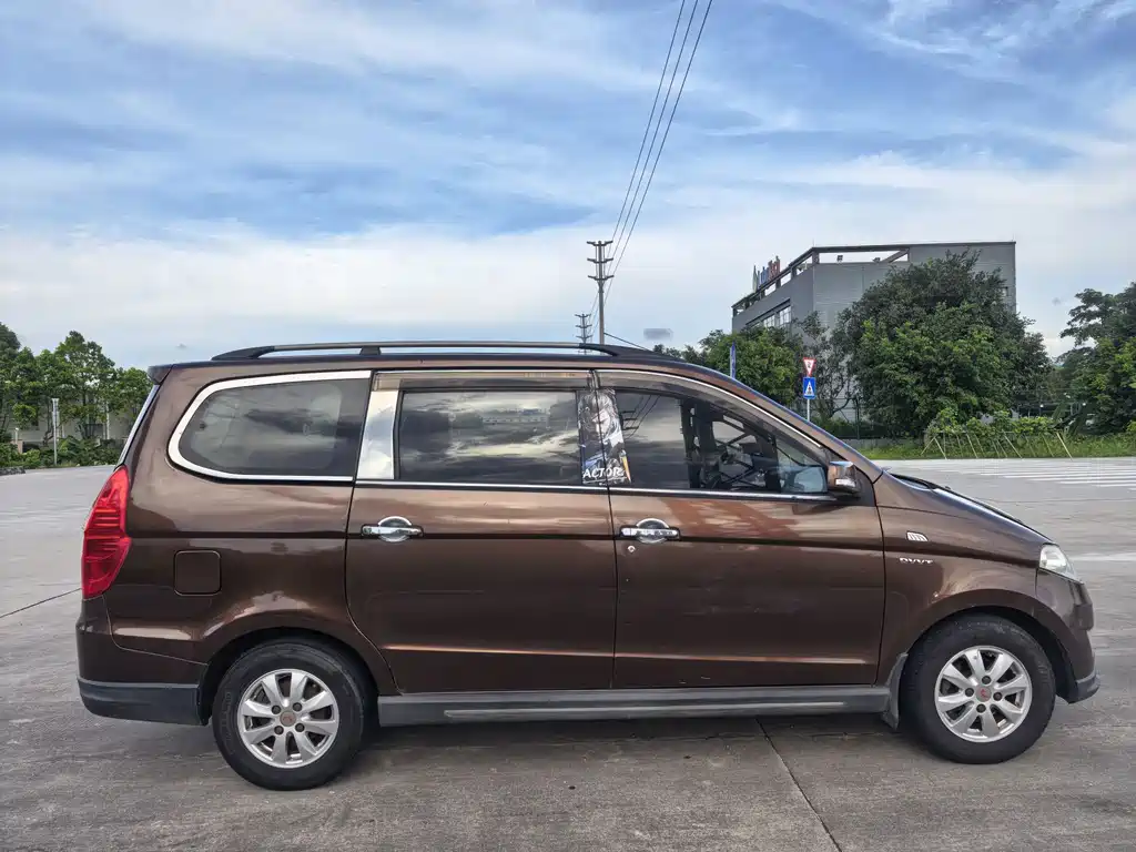 Wuling Hongguang 1.5 L S Luxury