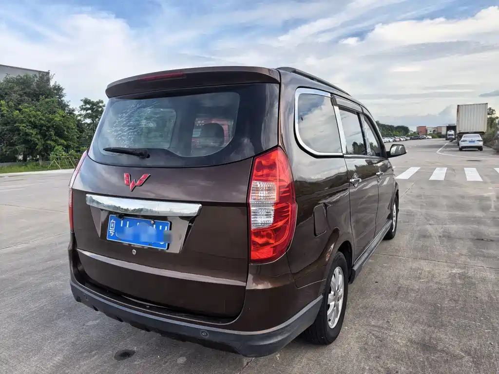 Wuling Hongguang 1.5 L S Luxury