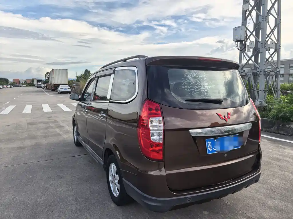 Wuling Hongguang 1.5 L S Luxury