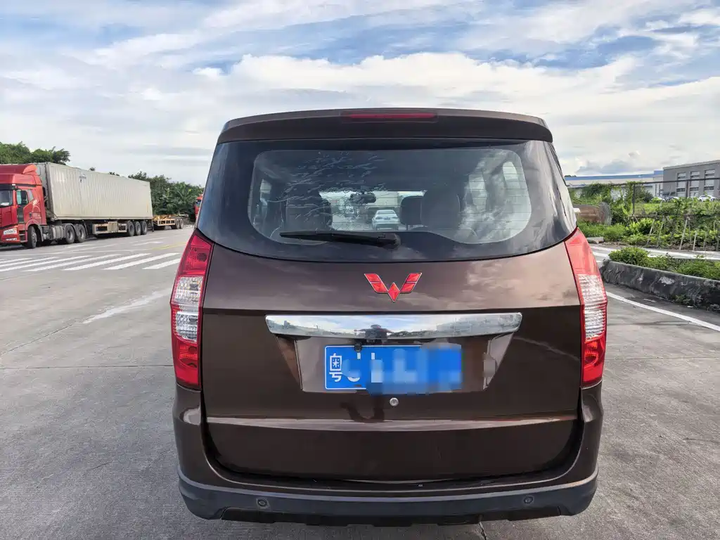 Wuling Hongguang 1.5 L S Luxury