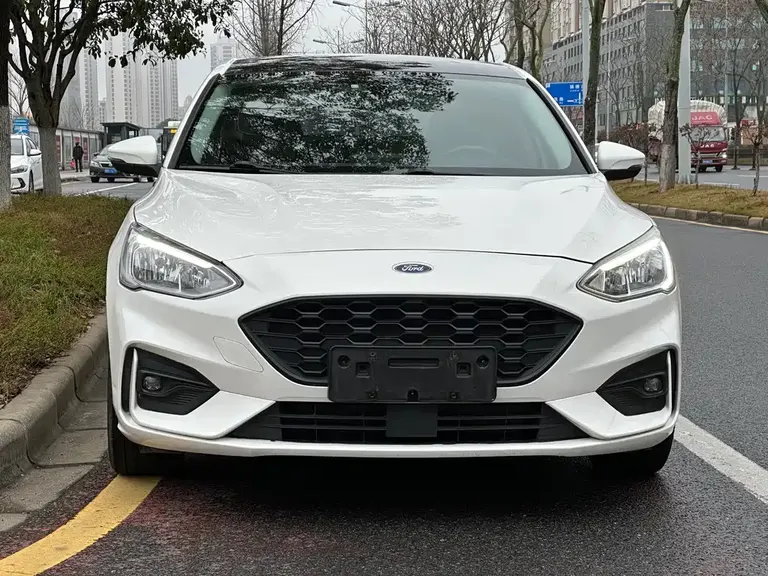 Ford Focus Sedan EcoBoost 180 Auto Sharp Trend