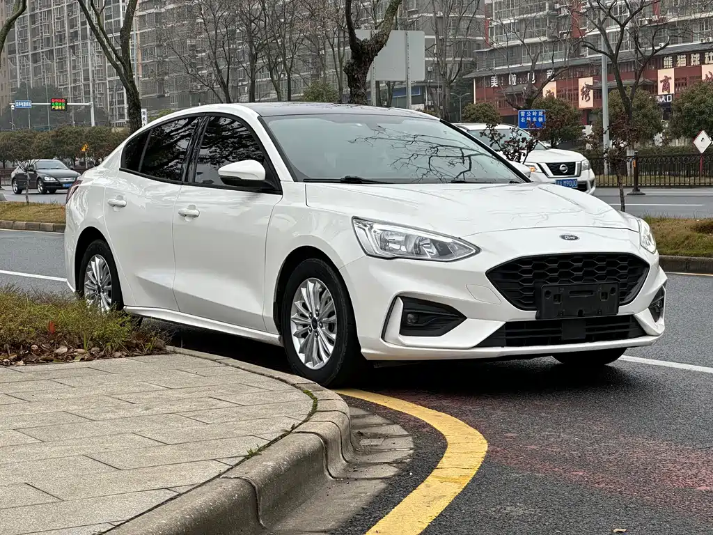 Focus Sedan EcoBoost 180 Auto Sharp Trend