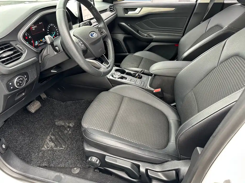 Focus Sedan EcoBoost 180 Auto Sharp Trend